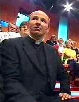 Priester brauchen keine
magischen "Fähigkeiten", denn Sakrament und Magie
widersprechen sich. Magie richtet sich gegen Gott, weil sie an Seine
Stelle zu treten versucht. Der Priester ist nicht Magier, er ist
Darsteller der ganzen Schöpfungsdimension, Natur mit Übernatur.
Er "wirkt" nicht magisch in die Welt, sondern stellt dar
und handelt in der Person Christi, auf daß der Mensch am vollen
Sein teilhaben kann und somit heilig werde. Im Gegensatz zur Magie
wirkt der Priester nie auf Effekte gegen den Willen der Menschen,
überschreitet nie die personale Integrität.