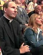 Der Magier pfeift auf das
Sein, er benützt es nur, er will einen bestimmten Effekt, der
sich eben gerade nicht im Sein faktisch wirklicht, unabhängig
vom Willen der Menschen bzw. des Konsumenten. Und er bedient sich
dabei auch verschiedener Kräfte, geistiger Wesen, und wir sind
hier im Bereich der  gefallenen Engel. Je nachdem, mit welcher
Hierarchie der gefallenen Engel sich ein Magier verbündet,
vermag er auch über untergeordnete Wesen zu verfügen, umso
"mächtiger" ist er also. Der Teufel braucht dies
alles, weil er nicht in den Menschen hineinsehen kann, nur über
das Außen eingelassen werden kann. Auch darin äfft er in
gewisser Weise Gott nach, nur ist er nicht wie jener - weil WORT -
allwissend, er braucht die Materialisation.