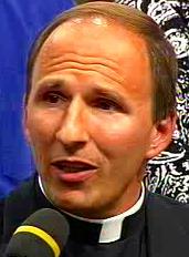 Natürlich: die Berufung auf das reine Gefühl durfte nicht fehlen. "Herr Pfarrer, hören Sie nur auf Ihr Herz. Schalten Sie doch das Hirn einmal weg." Als ob uns reine Gefühle zur Wahrheit führen können und die Vernunft und das Gewissen nicht wesentliche Ordnungsfunktionen gegenüber dem schwankenden Gefühlsleben hätten. Die Kirche verkündet ja nicht täglich sich verändernde Erfahrungen und Gefühle von diversen Amtsträgern, sondern die in der Schöpfungs- und Erlösungsordnung enthaltenen Zwecke und Richtlinien unserer von Gott geschenkten Gaben. Und wenn sich dann eine Frau irrtümlich zur "Priesterin" berufen füheln sollte, müssen wir alle sie liebevoll begleiten und aufzeigen, daß dies nicht der vorgesehene Berufsweg sein kann.