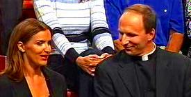 Die deutsche Sprecherin der selbsternannten Priesterinnen bewarb sich ständig als neue Prophetin der Sinnlichkeit. Als man jedoch näher hinsah, erfuhr man, daß es nicht um Sinnlichkeit und Erotik in der ehelichen Intimsphäre gehen sollte, sondern um einen sündhaften Umbau der unveränderlichen kirchlichen Sittenlehre, die sich zuverlässig auf die Schöpfungsordnung Gottes stützt. Auf diese in die Hölle führende Sinnlichkeit können wir getrost verzichten: vorehelicher Geschlechtsverkehr, bewußte Nachwuchsverhinderung in der Ehe, perverse Spielarten der Sexualität, all das kann nicht unter
gottgewollte Sinnlichkeit eingeordnet werden.